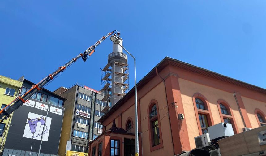 Asırlık caminin tehlike oluşturan minaresinin yıkımına başlandı