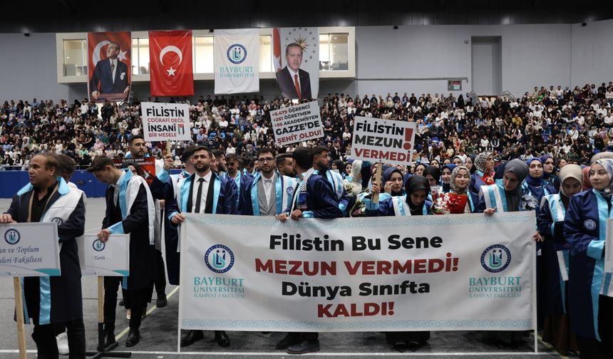 Bayburt Üniversitesi öğrencileri mezuniyet töreninde Filistin'e destek verdi