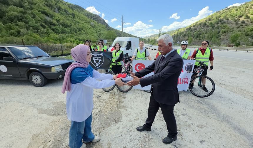 Bisikletlilerin Selanik'ten Samsun'a taşıdığı "Ata toprağı" Amasya'ya ulaştı
