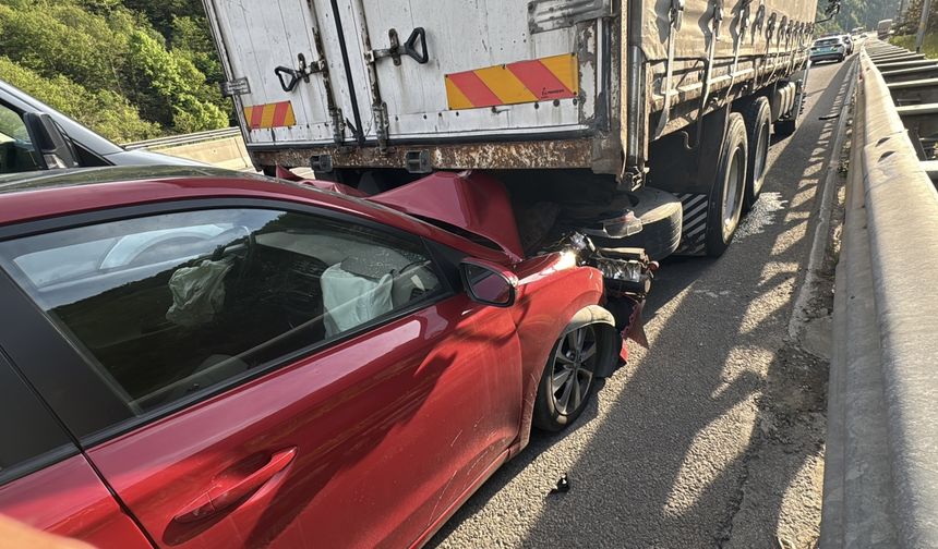 Bolu'da kamyona çarpan otomobildeki 2 kişi yaralandı