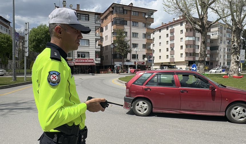 Bolu'da sinyal vermeden kavşaktan dönen sürücüler denetime takıldı