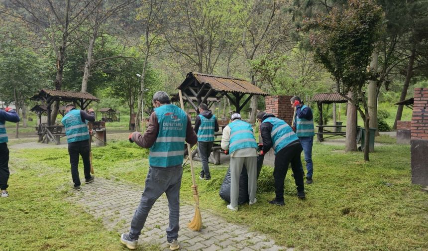 Boyabat'ta hükümlülerce çevre temizliği gerçekleştirildi