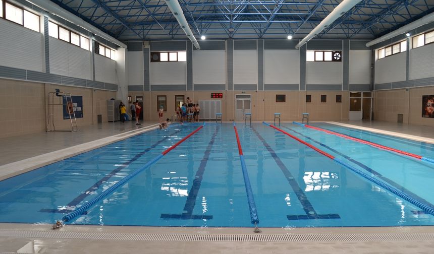 Boyabat'ta yenilenen yarı olimpik yüzme havuzu hizmete açıldı