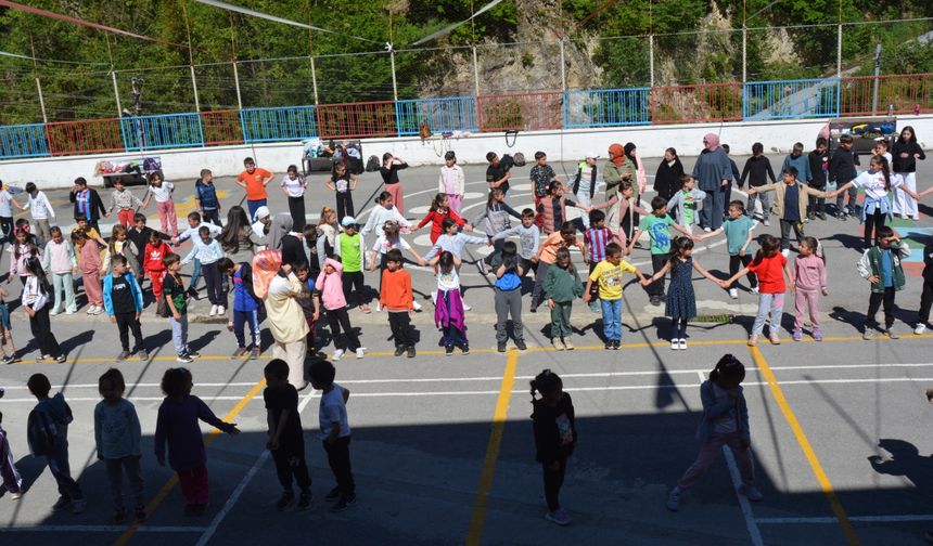 Çaykara'da "Geleneksel Çocuk Oyunları Şenliği" yapıldı