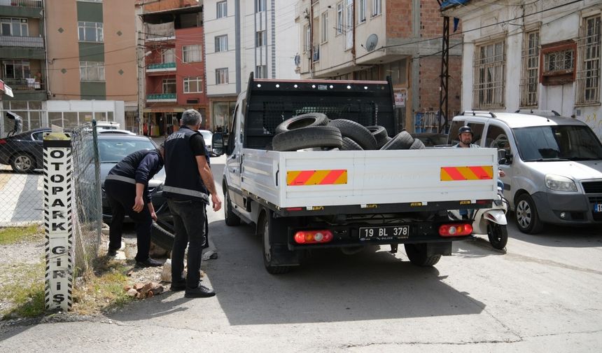 Çorum'da araçların park etmemesi için yol kenarına konulan eşyalar toplandı