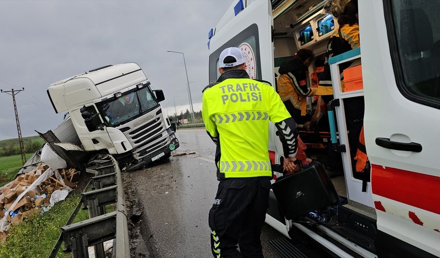 Çorum’da bariyere çarpan tırın sürücüsü yaralandı