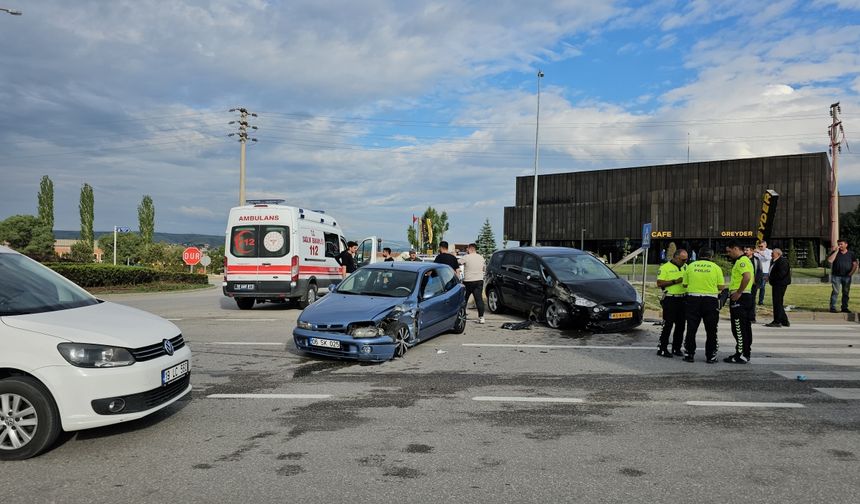 Çorum'da iki otomobilin çarpıştığı kazada 3 kişi yaralandı