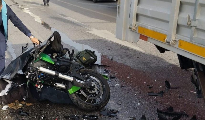Çorum'da kamyona çarpan motosikletin sürücüsü öldü