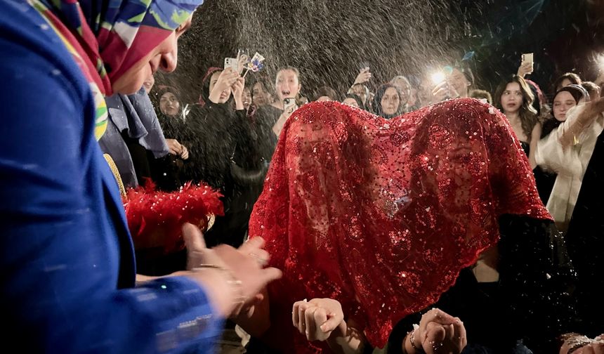 Düzce Üniversitesi son sınıf öğrencileri, mezuniyet kutlamasını kına gecesiyle yaptı