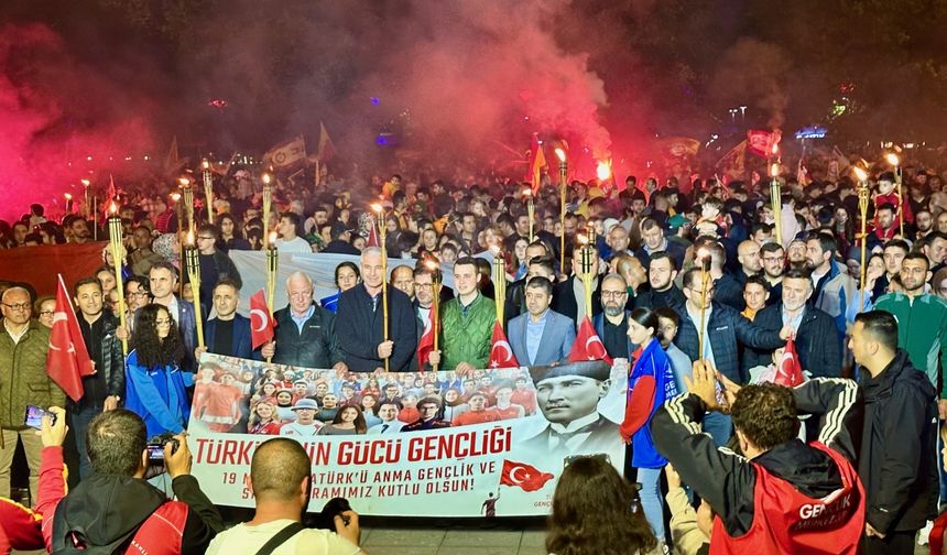 Düzce'de "Gençlik Haftası" kapsamında kortej yürüyüşü yapıldı