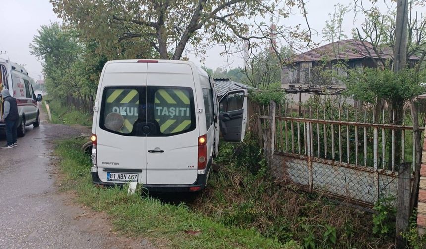 Düzce'de kaza yapan işçi servisindeki 8 kişi yaralandı