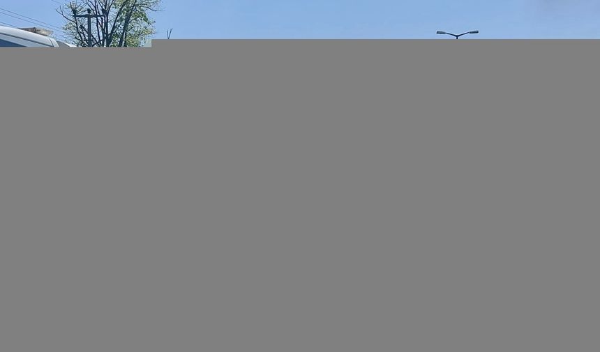 Düzce'de motosikletiyle çekiciye çarpan kurye yaralandı