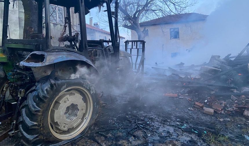 Düzce'de yangında 2 katlı ev, ahır ve traktör kullanılamaz hale geldi