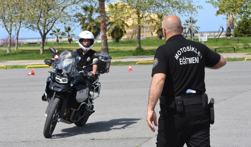 Emektar motosikletli trafik polis timi eğitmeni meslektaşlarına tecrübelerini aktarıyor