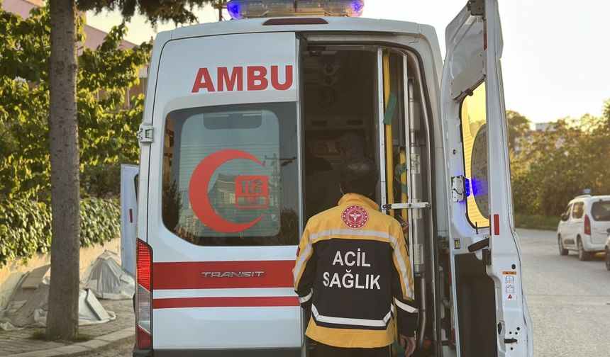 Gerze'de hafif ticari araç ile çarpışan motosikletin sürücüsü yaralandı