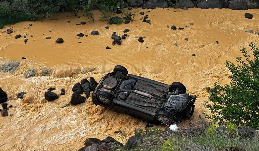 Giresun'da dereye yuvarlanan otomobilin sürücüsü yaralandı