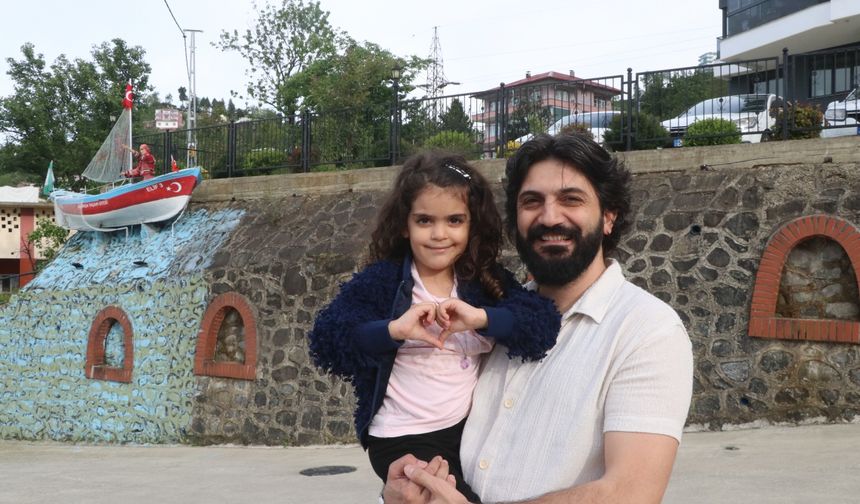 "Gözümün önünde dursun" diye emektar kayığını yaşadığı sitenin girişine yerleştirdi
