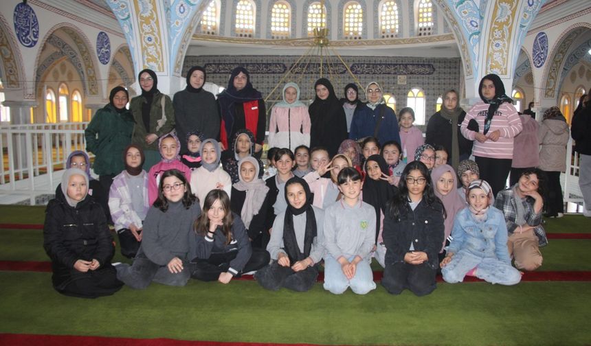 Güce'de çocuklar ve gençler camide buluştu