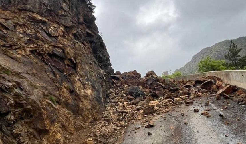 Gümüşhane'de grup köy yolu heyelan nedeniyle ulaşıma kapandı