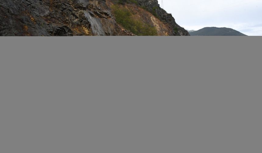 Heyelan nedeniyle kapanan Gümüşhane-Giresun kara yolu ulaşıma açıldı