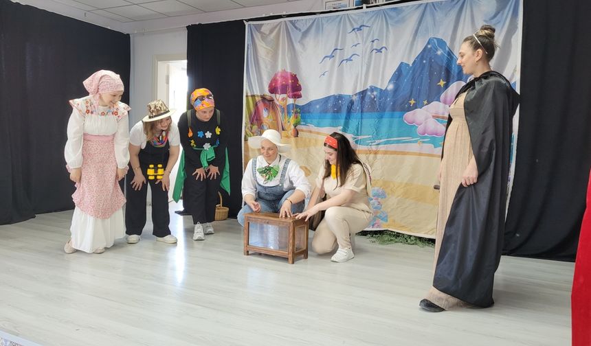 İlkokul öğrencilerinin velileri çocuklara sevgi ve saygıyı tiyatro oyunu ile anlattı