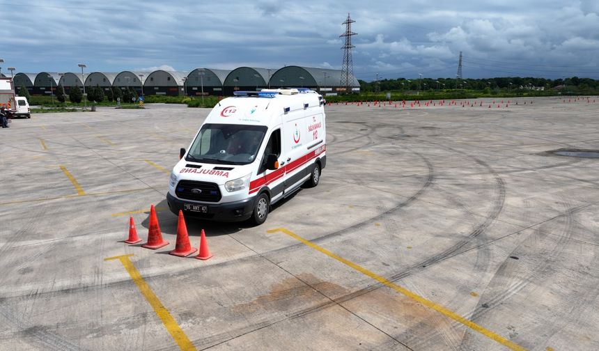 Kadın sağlıkçılar acil durumlarda ambulans direksiyonuna geçmek için eğitim aldı