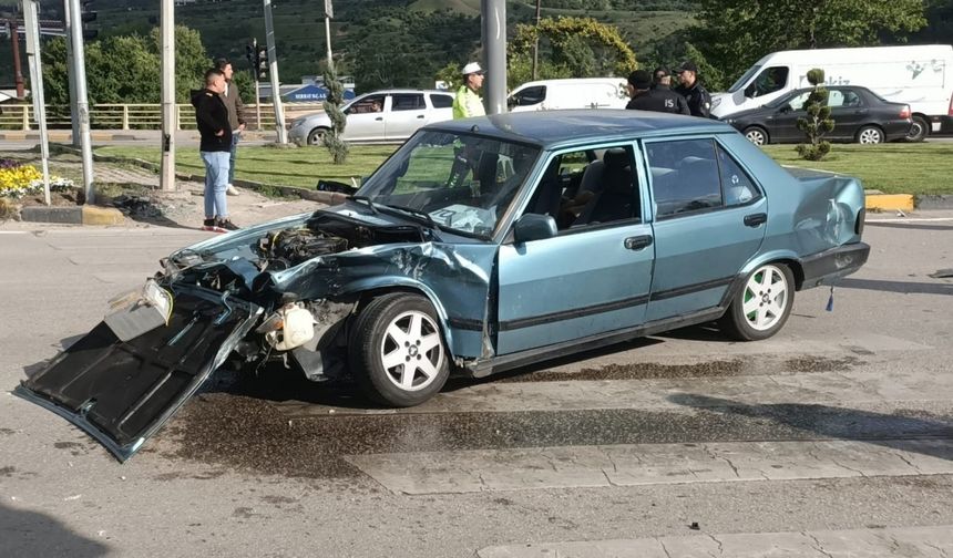 Karabük'te hafif ticari araç ile otomobilin çarpıştığı kazada 2 kişi yaralandı