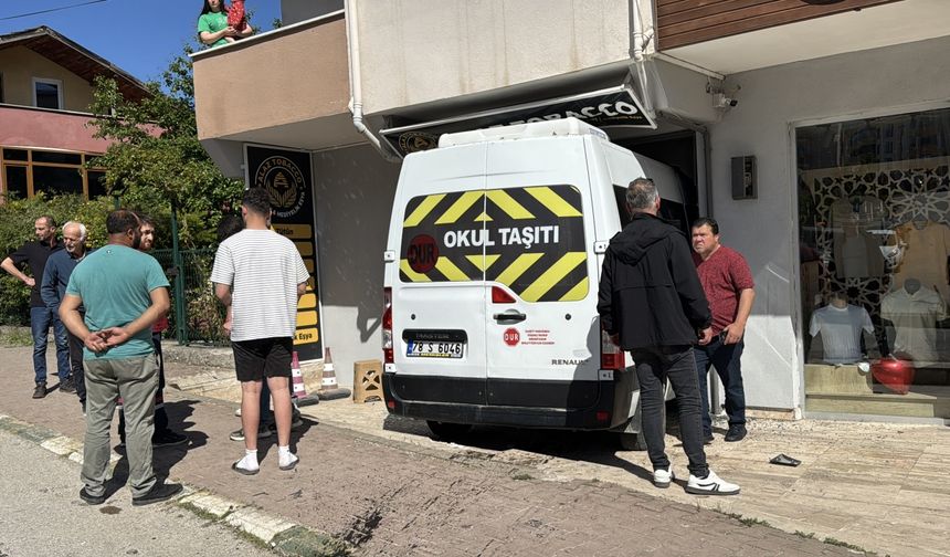 Karabük'te kontrolden çıkan öğrenci servisi iş yerine girdi