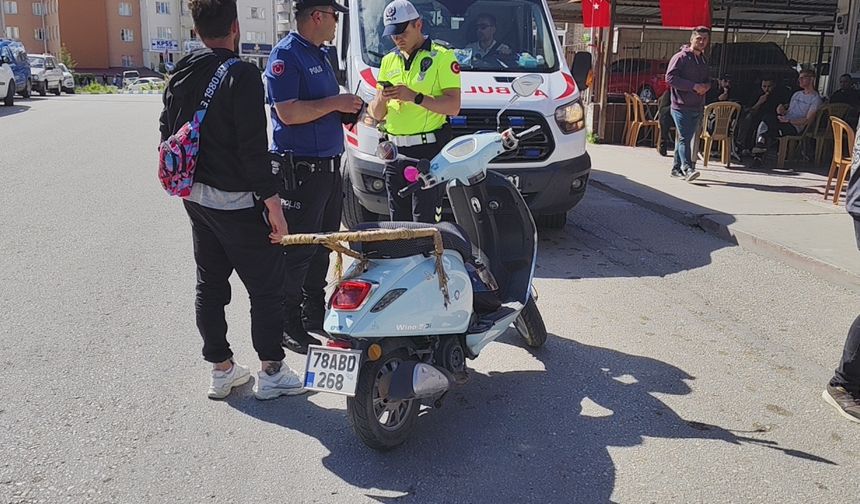 Karabük'te motosikletin yayaya çarpması sonucu 2 kişi yaralandı
