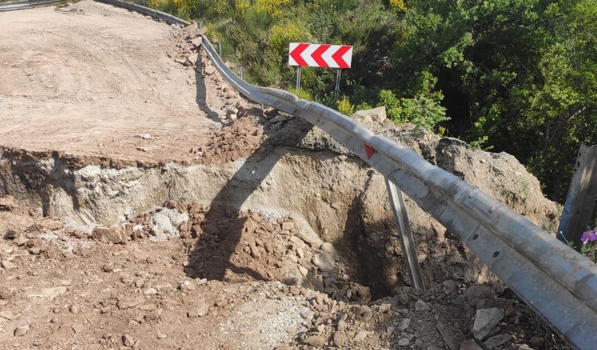 Kastamonu'da Cide-İnebolu kara yolu heyelan nedeniyle ulaşıma kapandı