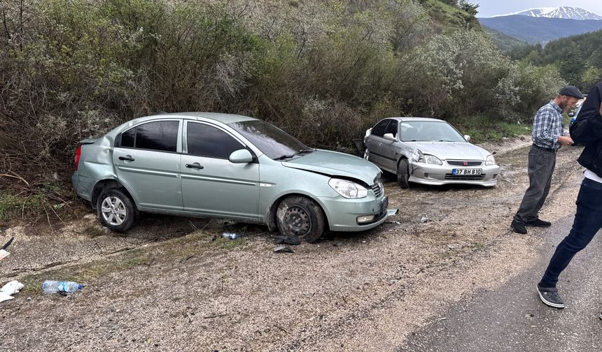 Kastamonu'da otomobilin arıza yapan araca çarptığı kazada 4 kişi yaralandı