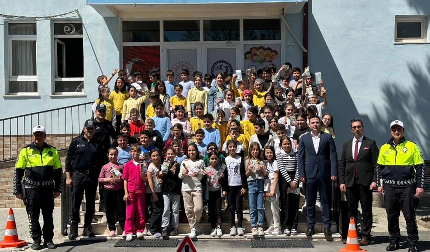 Ladik ilçesinde trafik haftası etkinlikleri kapsamında çocuklar bilgilendirildi