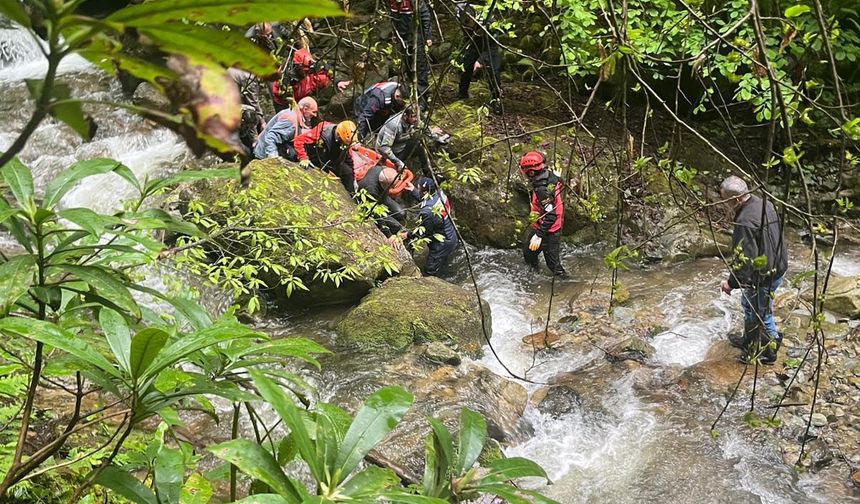 Rize'de balık tuttuğu dereye düşen kişi çıktığı kayanın üzerinden ekiplerce alındı