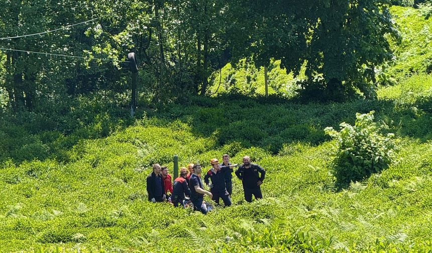 Rize'de çay bahçesinde düşerek mahsur kalan kişiyi ekipler kurtardı