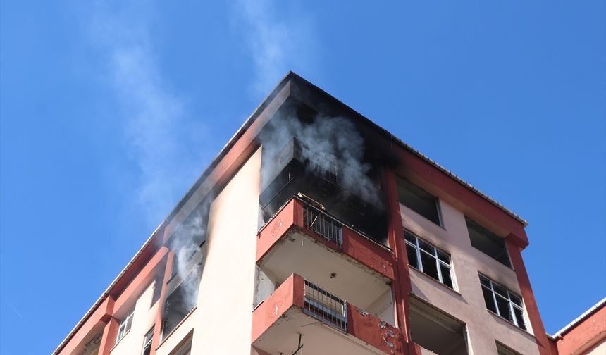 Rize'de "riskli yapı" olduğu gerekçesiyle tahliye edilen binada çıkan yangın söndürüldü