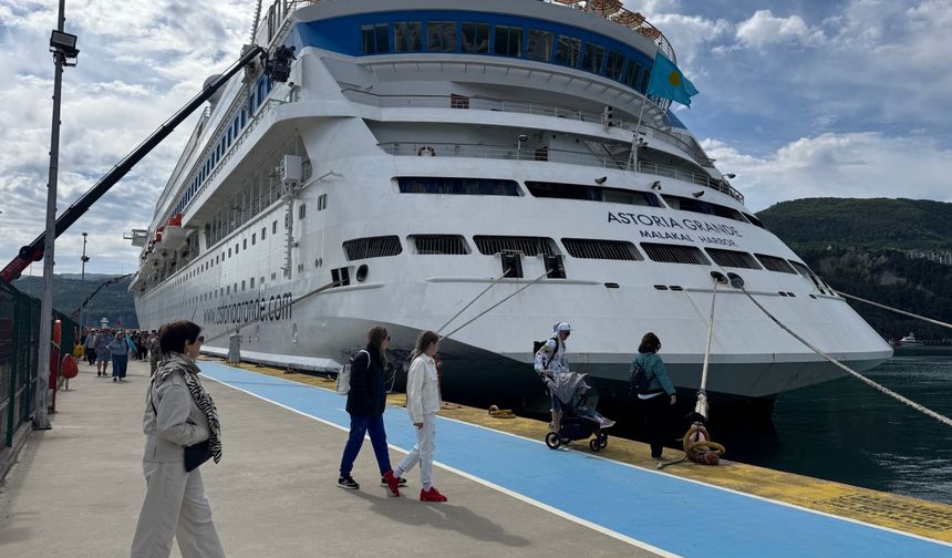 Rusya'dan kruvaziyerle 992 turist Amasra'ya geldi