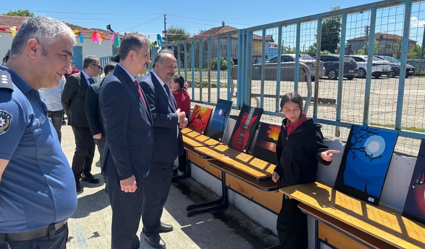 Salıpazarı ilçesinde öğrenciler resim sergisi açtı