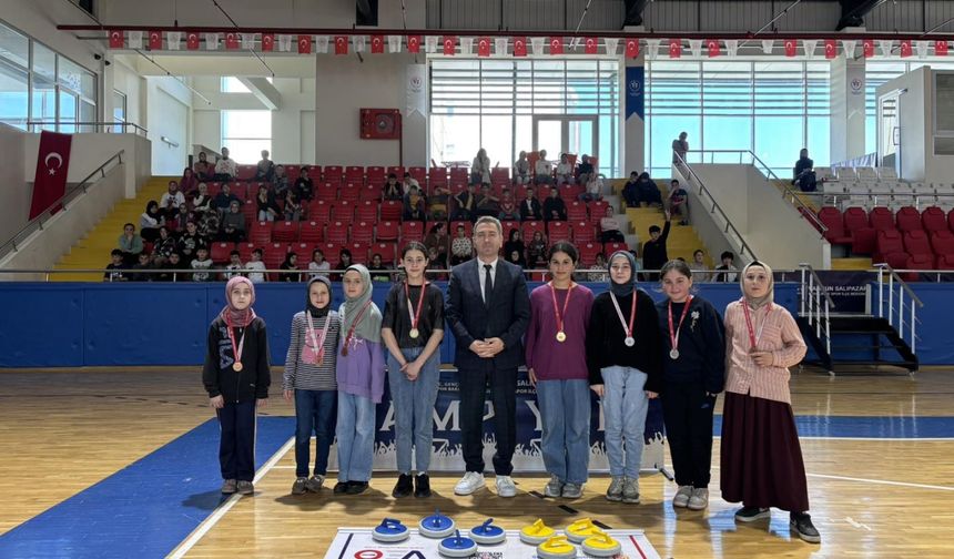 Salıpazarı'nda Floor Curling Turnuvası ilgi gördü