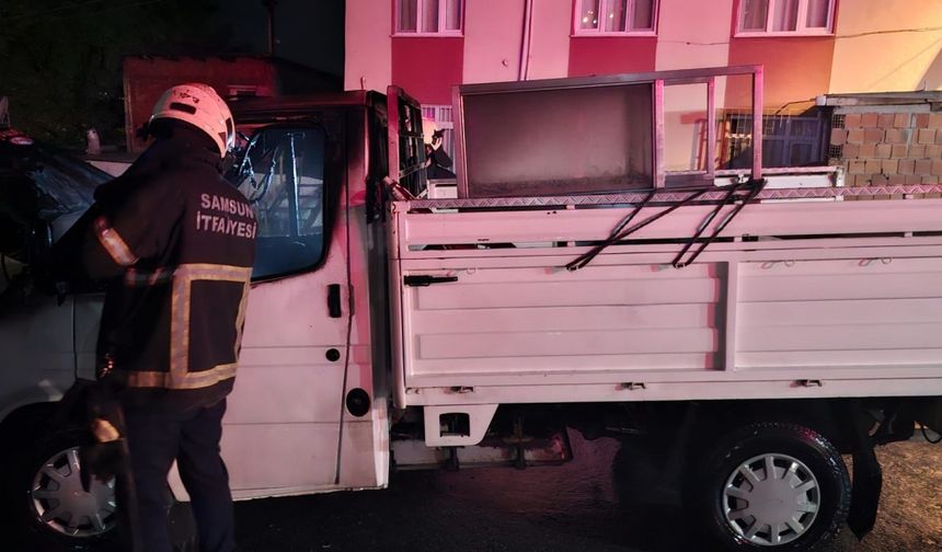 Samsun'da park halindeyken yanan kamyonet kullanılamaz hale geldi