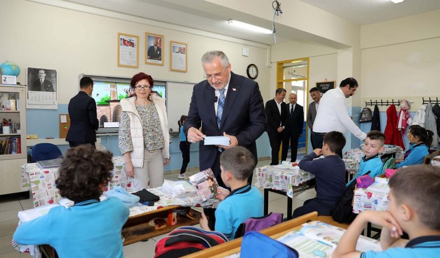 Samsun'da "Tarih Yazan Çocuklar Projesi" kapsamında öğrencilere kitap dağıtıldı