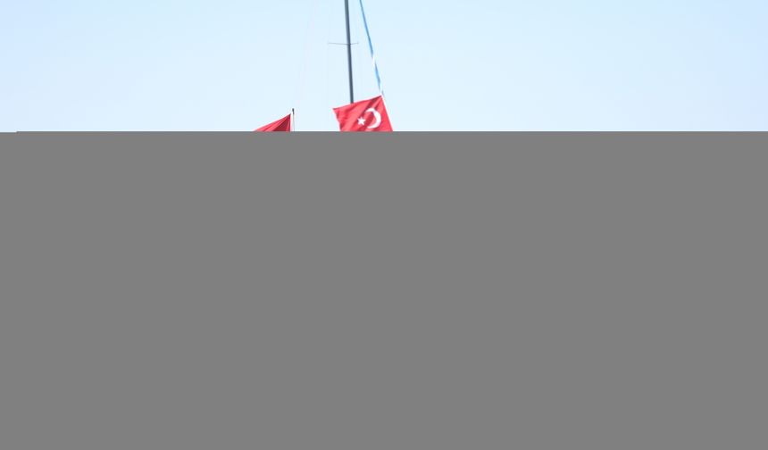 Samsun'da Türk bayrakları ve Atatürk posterleriyle süslenen gemilerle geçit töreni yapıldı