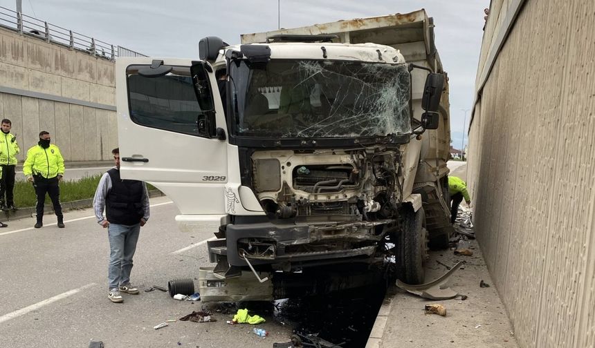 Sinop'ta alt geçit duvarına çarpan kamyonun sürücüsü yaralandı