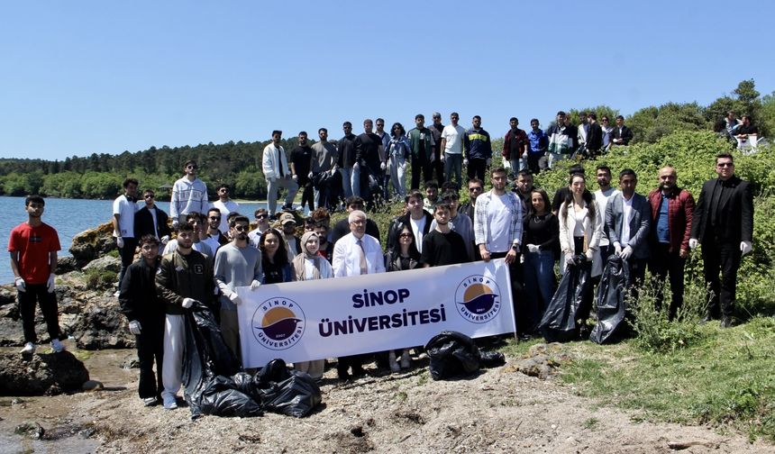 Sinop'ta denizle ormanın birleştiği Hamsilos Tabiat Parkı'nda çevre temizliği yapıldı