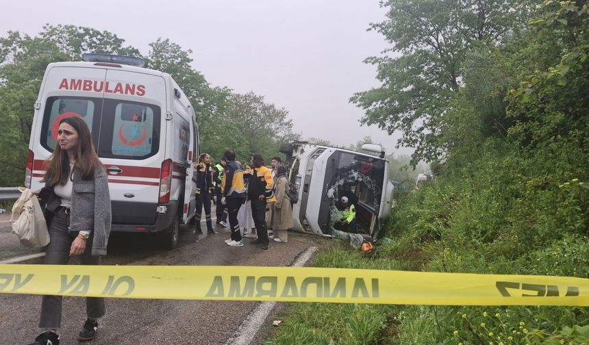 Sinop'ta öğrencileri taşıyan otobüs ile otomobilin çarpışması sonucu 18 kişi yaralandı