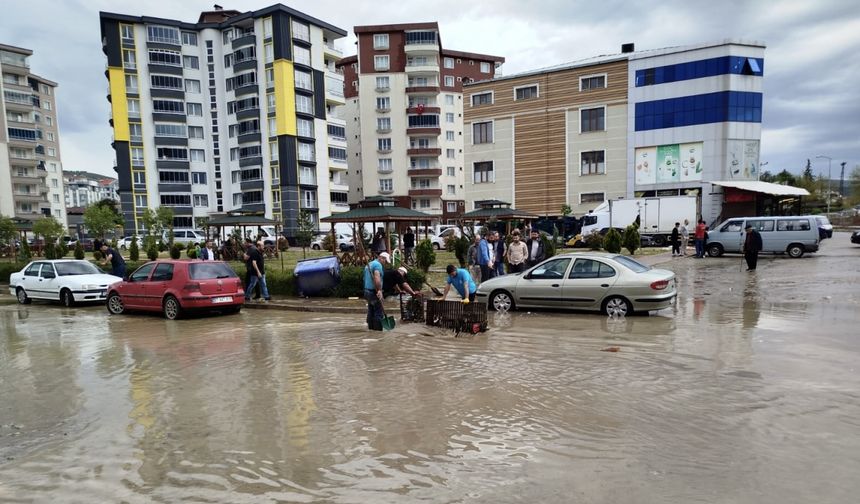 Sinop’ta sağanak nedeniyle bazı ev ve iş yerlerini su bastı