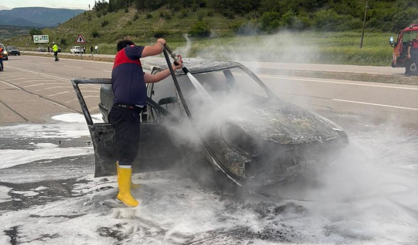 Sinop'ta seyir halindeki otomobil yandı
