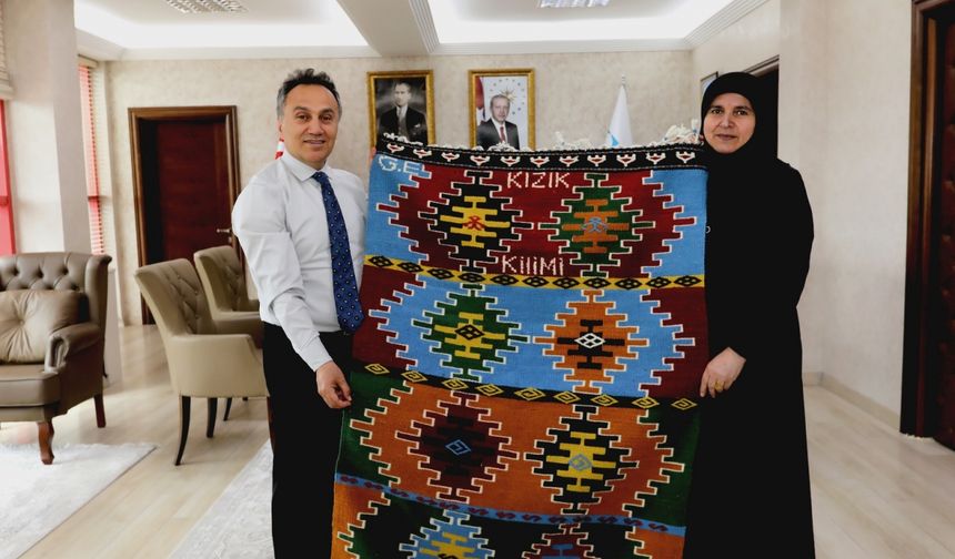 TOGÜ Rektörü Yılmaz'a Kızık kilimi hediye edildi