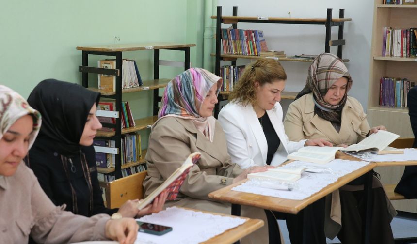 Tokat'ta öğretmenler ve anneler, kütüphanede birlikte kitap okuyor