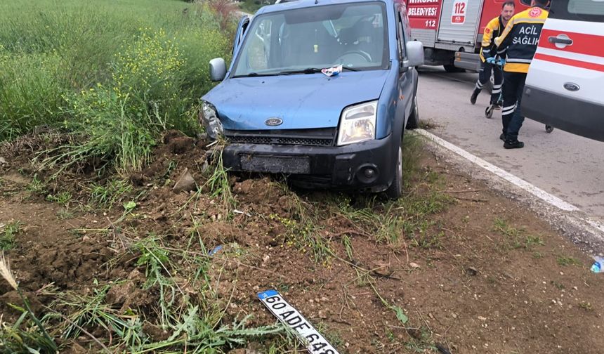 Tokat'ta savrulan hafif ticari araçtaki 3 kişi yaralandı