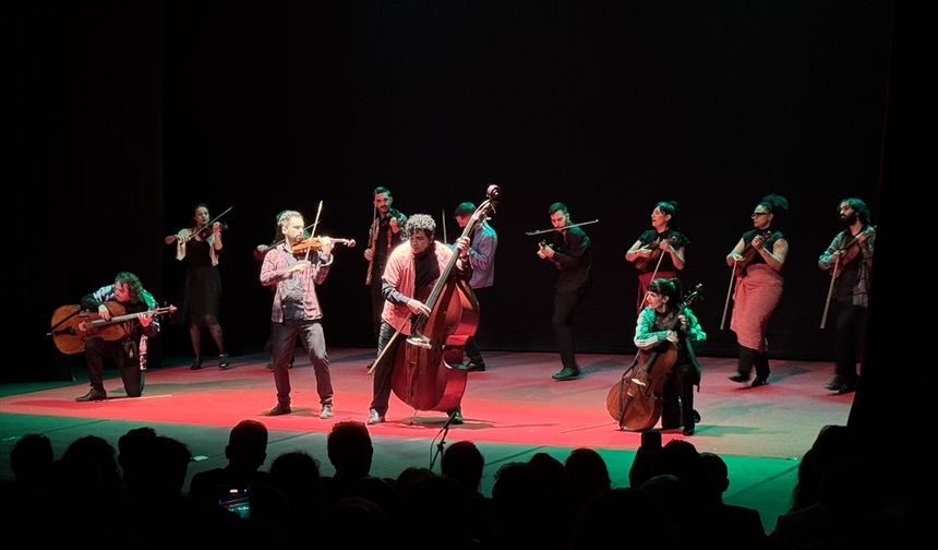 Trabzon'da "25. Uluslararası Karadeniz Tiyatro Festivali" orkestra gösterimiyle başladı